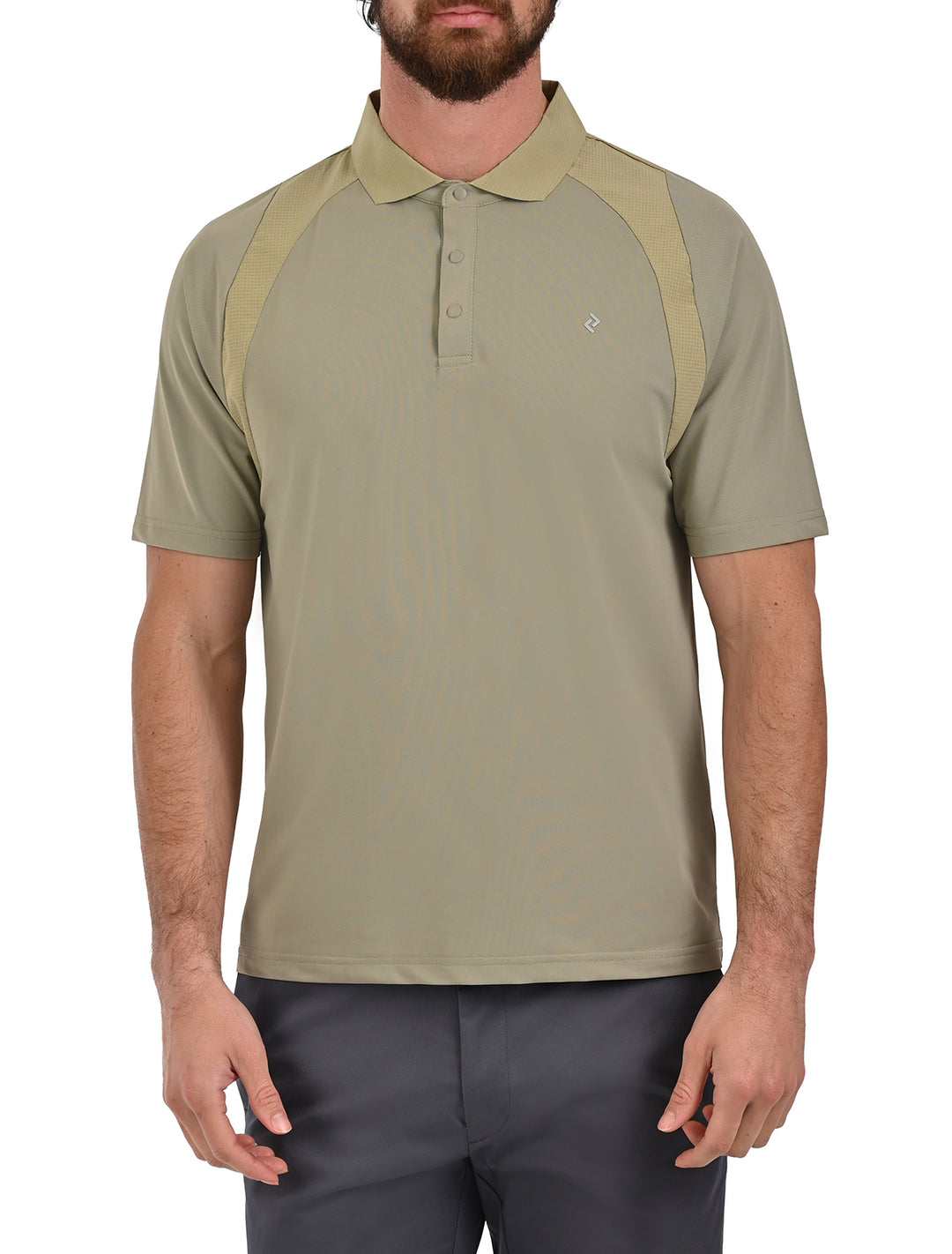 Polo AeroTech - Vista frontal modelo usando polo verde oliva