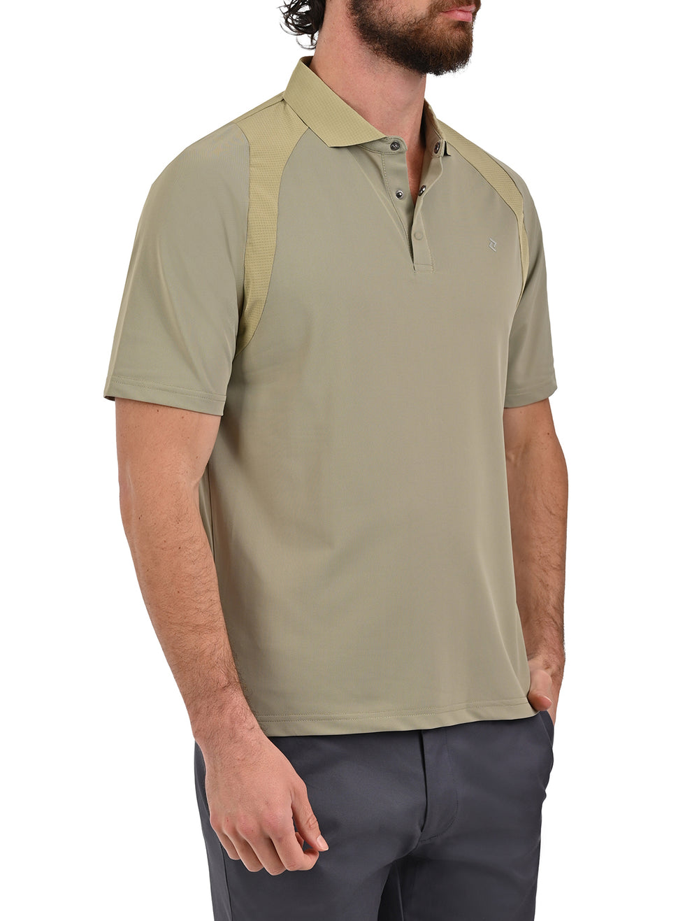 Polo AeroTech - Vista lateral modelo usando polo verde oliva