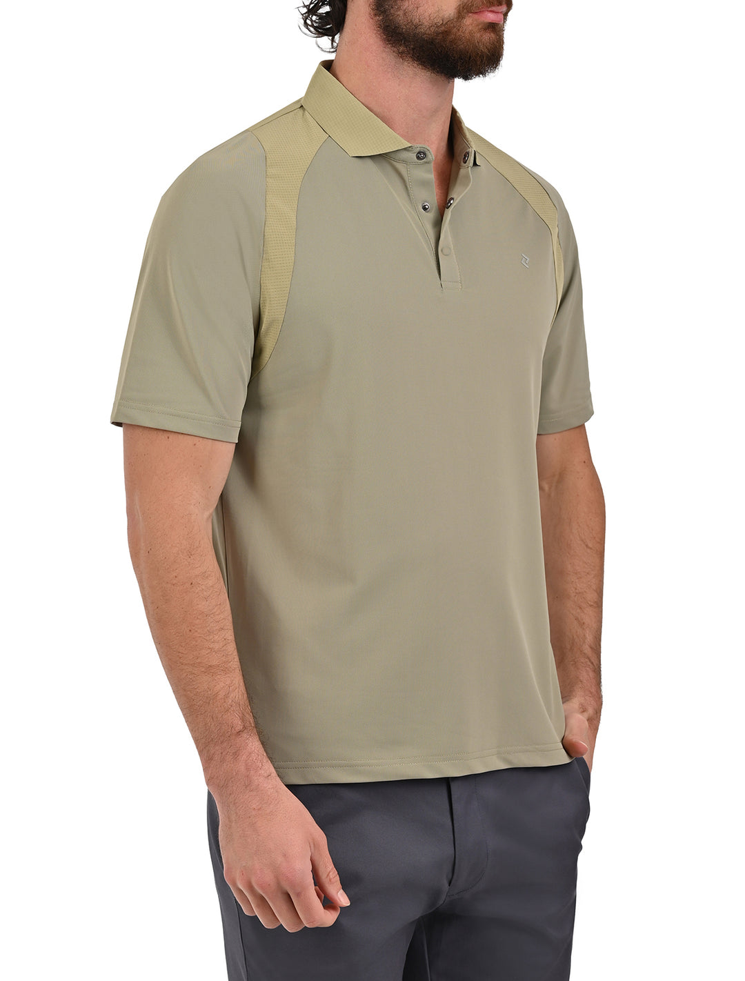Polo AeroTech - Vista lateral modelo usando polo verde oliva